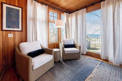 Stunning Grand Haven Cottage near beach!