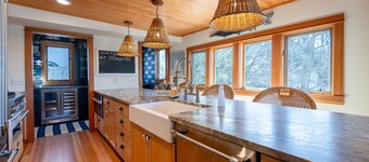 Stunning Grand Haven Cottage near beach!