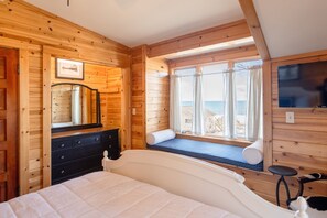 5 bedrooms, iron/ironing board, free WiFi, bed sheets - Stunning Grand Haven Cottage near beach! (Grand Haven)