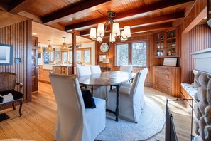 Dining - Stunning Grand Haven Cottage near beach! (Grand Haven)