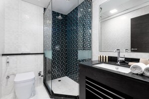 Douche, sèche-cheveux, bidet, serviettes fournies