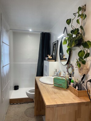 Douche, serviettes fournies, savon, papier toilette