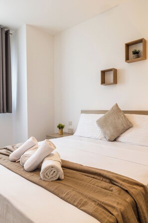 2 habitaciones, tabla de planchar con plancha, wifi y ropa de cama 
