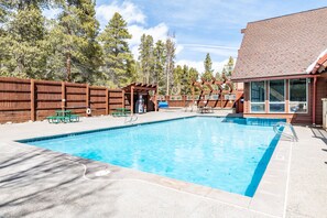 Een binnenzwembad en een verwarmd zwembad