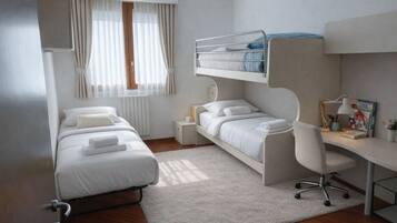 2 bedrooms, desk, iron/ironing board, free WiFi