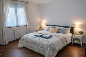 2 soverom, skrivebord, strykejern/-brett og wi-fi (inkludert)