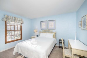 4 bedrooms, desk, iron/ironing board, travel crib - Luxurious Dream Home  - For 10! (Loveland)