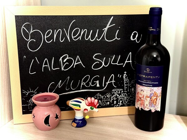 Un sacacorchos, una botella de vino y una pizarra con escritura italiana.