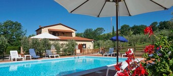 Delightful accommodation with restaurant in Tuscan countryside and close to the sea.