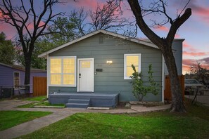 Exterior detail - Charming Historic 3B Heart of Dallas - Sleeps 12 (Dallas)