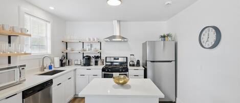 Fridge, oven, stovetop, dishwasher