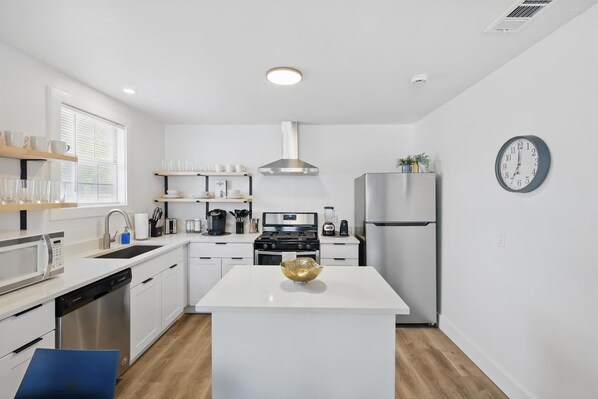 Fridge, oven, stovetop, dishwasher