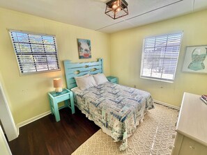 3 bedrooms, free WiFi, bed sheets - Bayside Cottage bayfront home with private dock (St. George Island)