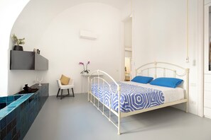 Desk, laptop workspace, blackout curtains, soundproofing - Capri Kronos Design Suites (Anacapri)