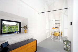 Lemari es, microwave, oven, dan kompor