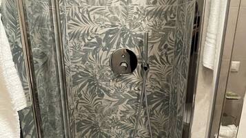 Appartamento Economy | Bagno | Doccia, asciugacapelli, asciugamani, sapone