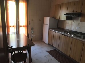 Căn hộ Tiêu chuẩn, ban công | Bếp riêng | Tủ lạnh, lò vi sóng, bếp nấu, dụng cụ nấu nướng/bát dĩa/dao nĩa