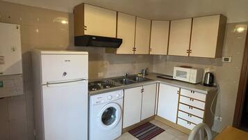 Economy-Apartment | Eigene Küche | Kühlschrank, Mikrowelle, Herdplatte, Kochgeschirr/Geschirr/Besteck