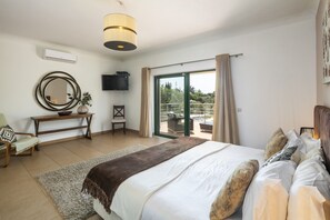 4 bedrooms, iron/ironing board - Casa Pondiki - Large villa with private (Carvoeiro)