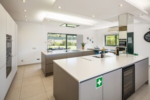 Geladeira, micro-ondas, fogão, lava-louças