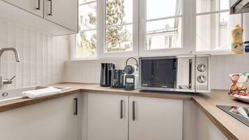 Réfrigérateur, micro-ondes, plaque de cuisson, cafetiÚre/bouilloire