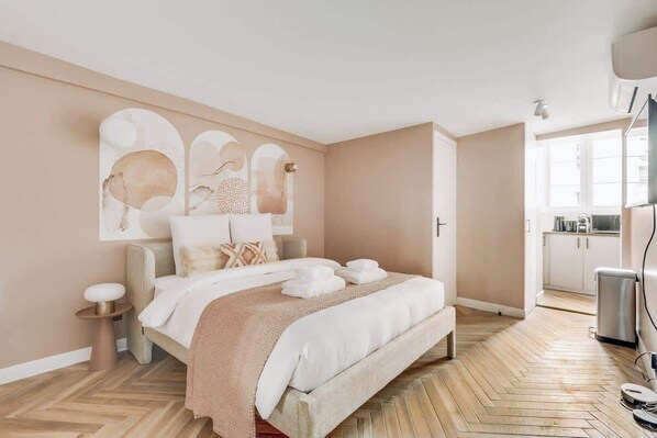 Iron/ironing board, WiFi, bed sheets