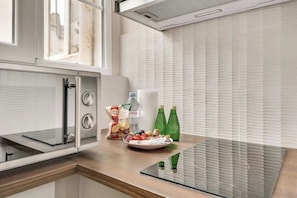 Réfrigérateur, micro-ondes, plaque de cuisson, cafetière/bouilloire