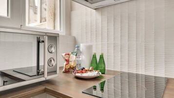 Réfrigérateur, micro-ondes, plaque de cuisson, cafetiÚre/bouilloire