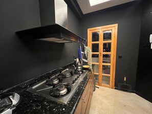 Private kitchen - 3-bedroom apartment in charming Casablanca with WiFi, AC. Start your adventure (Casablanca)