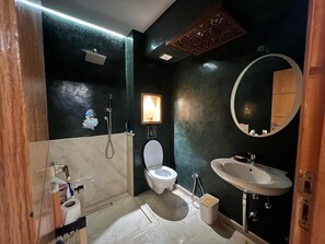 Shower, hair dryer, towels, toilet paper - 3-bedroom apartment in charming Casablanca with WiFi, AC. Start your adventure (Casablanca)