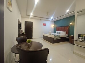 Habitación doble, vistas a la ciudad | 1 dormitorio, escritorio, espacio para trabajar con un portátil