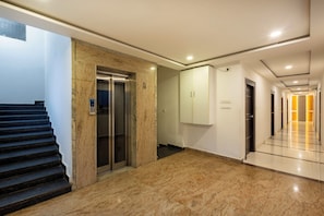 1 habitación, escritorio y espacio para trabajar con laptop