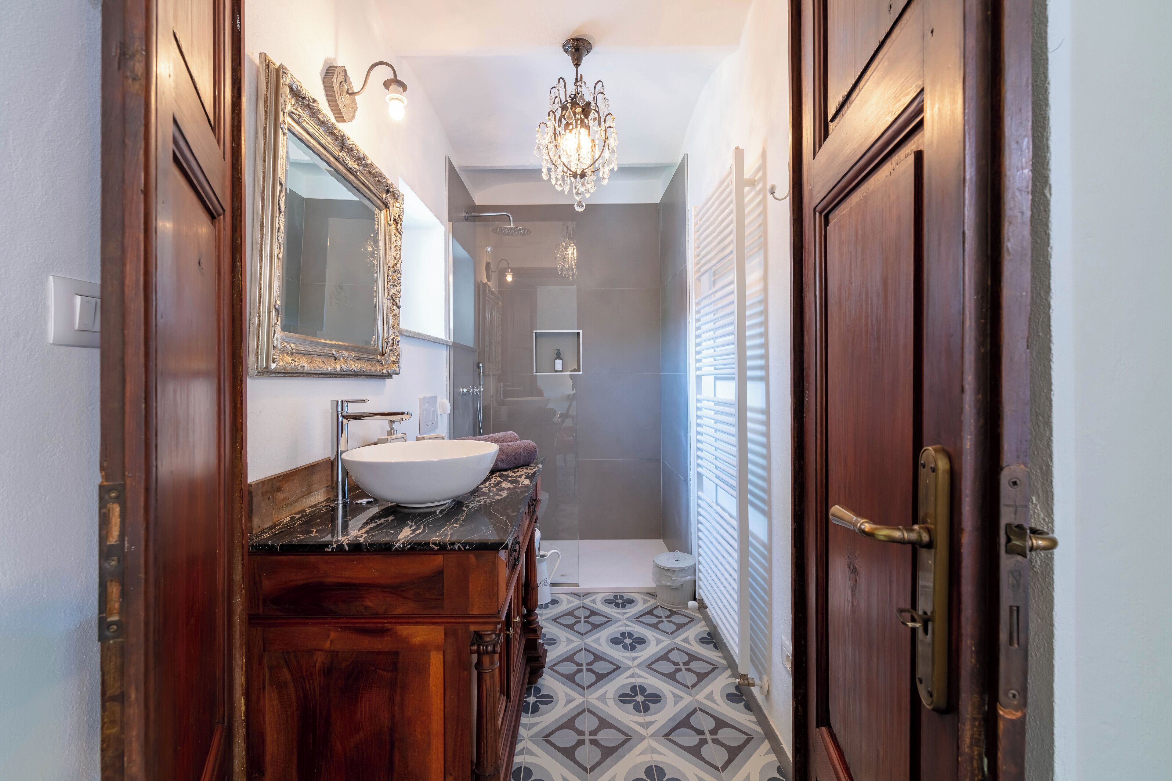 VINTAGE ROSE DELUXE ROOM GARDEN VIEW | Badezimmer | Dusche