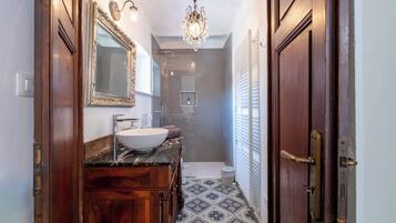 VINTAGE ROSE DELUXE ROOM GARDEN VIEW | Badezimmer | Dusche