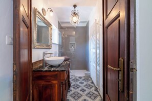 VINTAGE ROSE DELUXE ROOM GARDEN VIEW | Banheiro | Chuveiro 