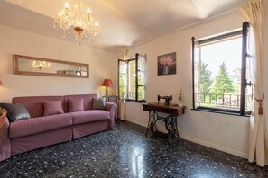 VINTAGE ROSE DELUXE ROOM GARDEN VIEW | Living area | TV - Piemonte Country House (Agliano Terme)