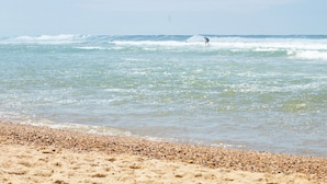 Ein Strand mit Kiesstrand und Wellen.