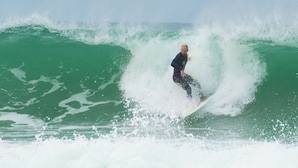 Un surfista cabalgando una ola.