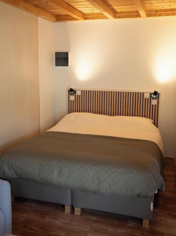 1 bedroom, iron/ironing board, travel cot, free WiFi