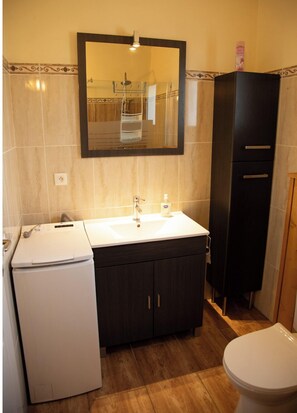 Dusche, Haartrockner, Handtücher, Seife