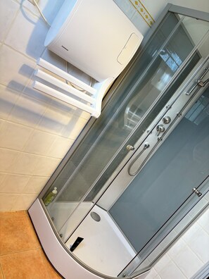 Dusche, Haartrockner, Handtücher, Toilettenpapier