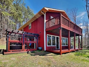 Exterior - Gatlinburg Mountain Cabin with Stunning Views, a Hot Tub + Movie Theater (Gatlinburg)