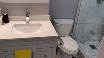 吹风机、毛巾、肥皂、卫生纸