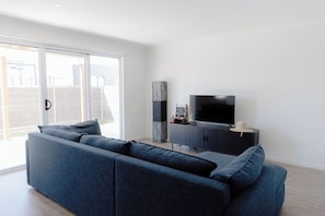 Smart TV, table tennis, books - Broadbeach House Inlet - Winter Promo Stay 3 pay 2 (Inverloch)