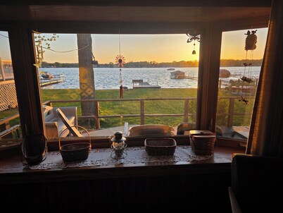 Charming 2-bedroom cottage "on Simonton Lake" in delightful Elkhart with WiFi