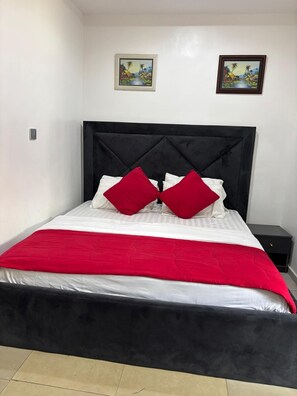 Desk, laptop workspace, free WiFi - JcGold Hotel and Apartment (Lagos)