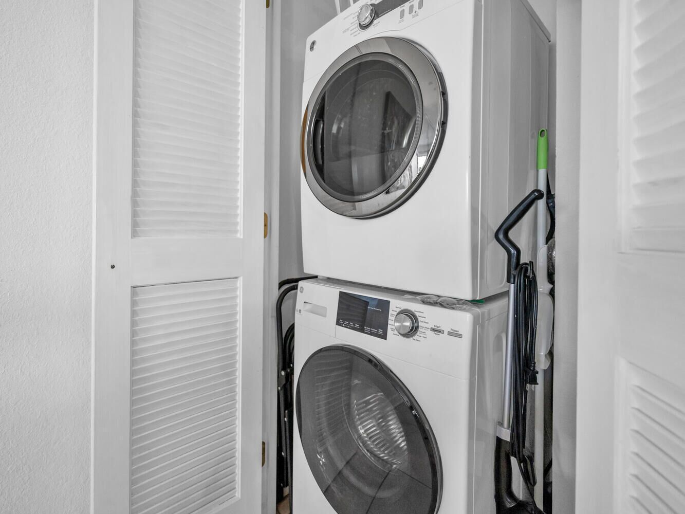 Een gestapelde wasmachine en droger in een wasserij.