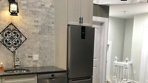 Unclassified image, 5 of 11, button - Luxury, top floor suite with free parking space. Walking distance to downtown! (Kingston)