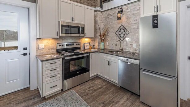Unclassified image, 1 of 11, button - Luxury, top floor suite with free parking space. Walking distance to downtown! (Kingston)