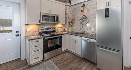 Luxury, top floor suite with free parking space. Walking distance to downtown!